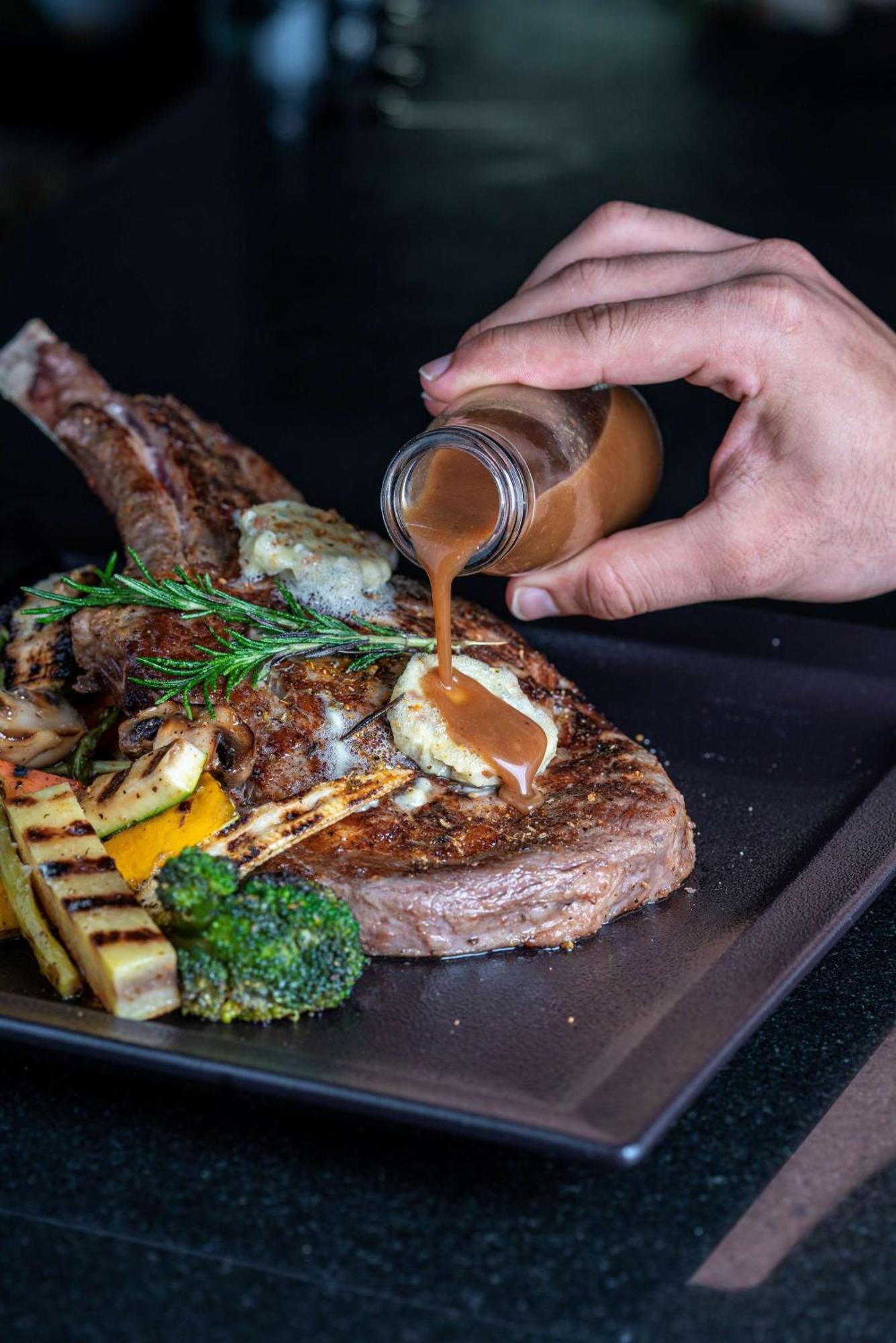 Radisson Blu Hotel & Resort, Sohar Exterior foto A steak being drizzled with a sauce