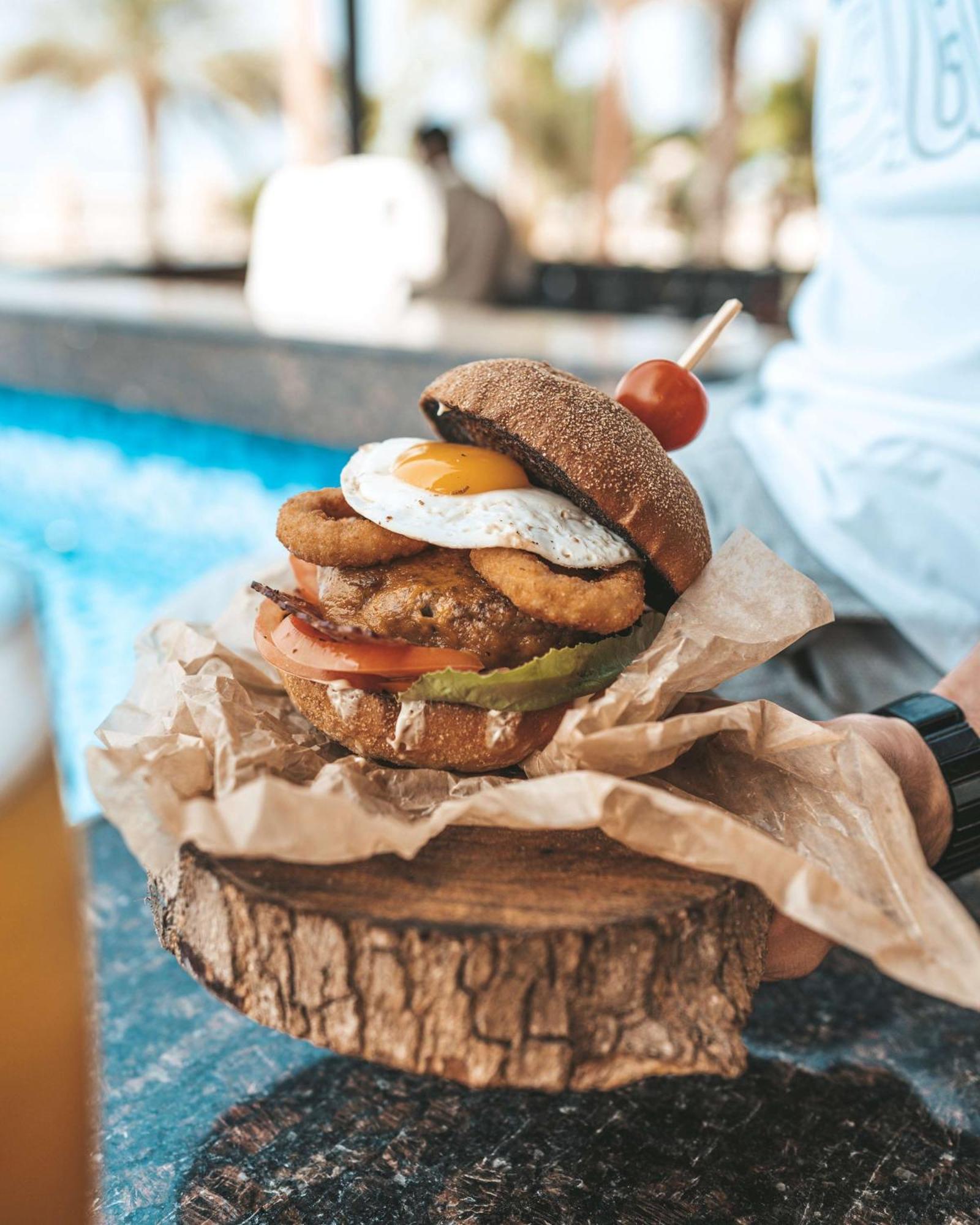 Radisson Blu Hotel & Resort, Sohar Exterior foto A burger with a fried egg