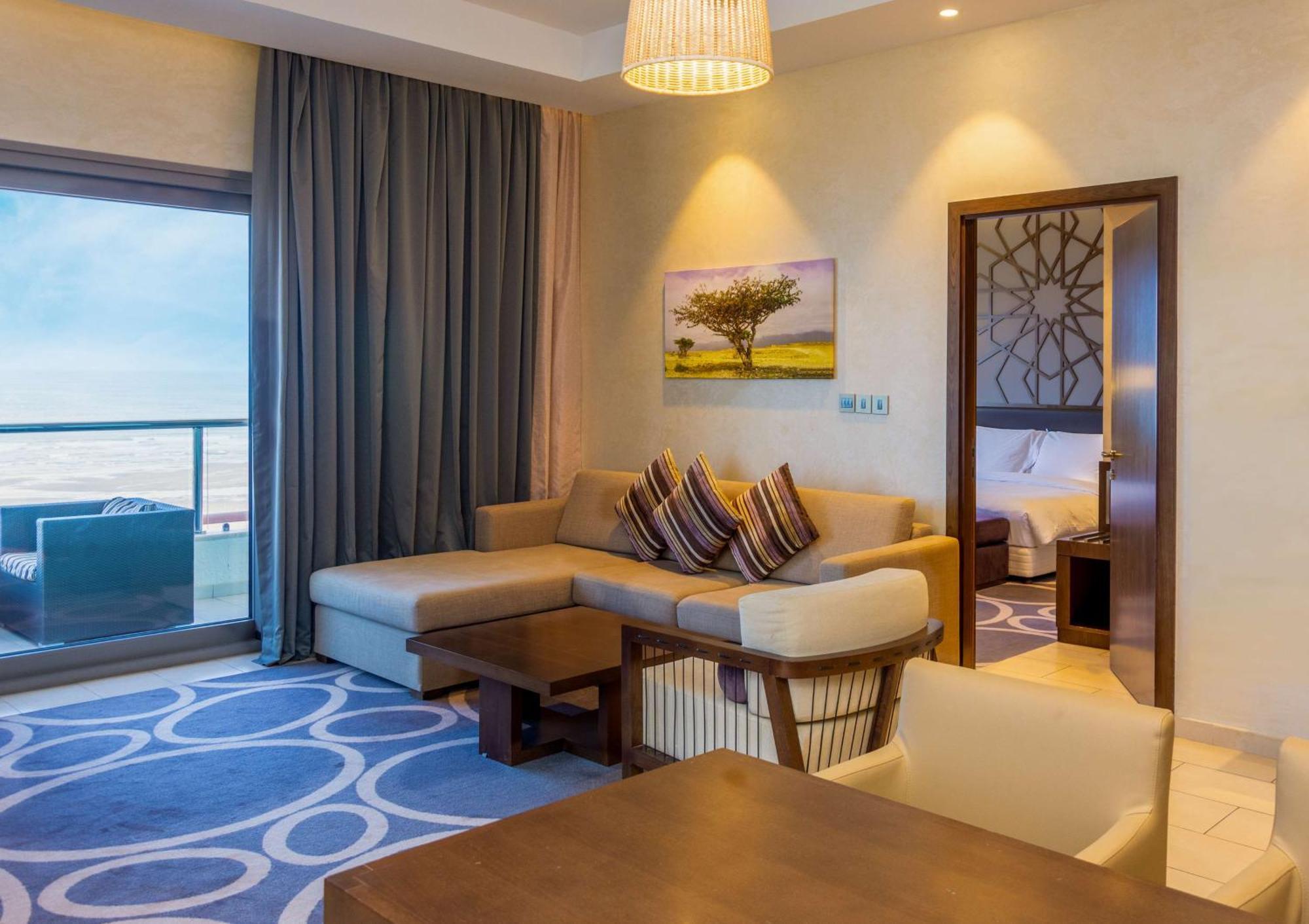 Radisson Blu Hotel & Resort, Sohar Exterior foto A suite at the hotel