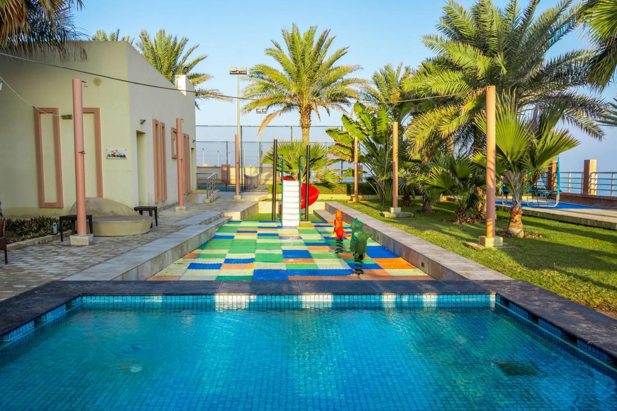 Radisson Blu Hotel & Resort, Sohar Exterior foto The swimming pool at the Al-Jaish Club