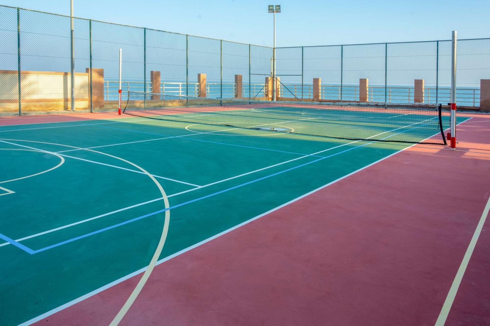 Radisson Blu Hotel & Resort, Sohar Exterior foto A paddle tennis court