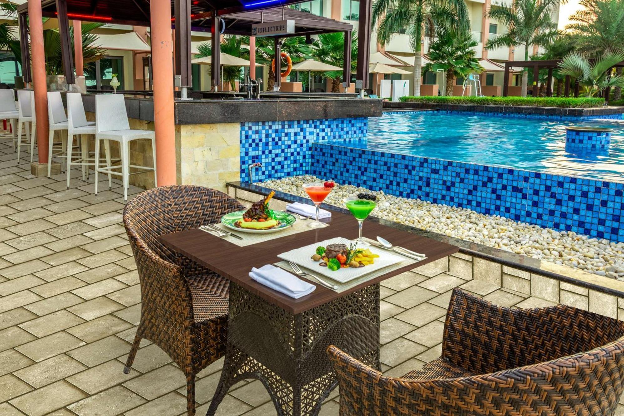 Radisson Blu Hotel & Resort, Sohar Exterior foto The swimming pool at the hotel