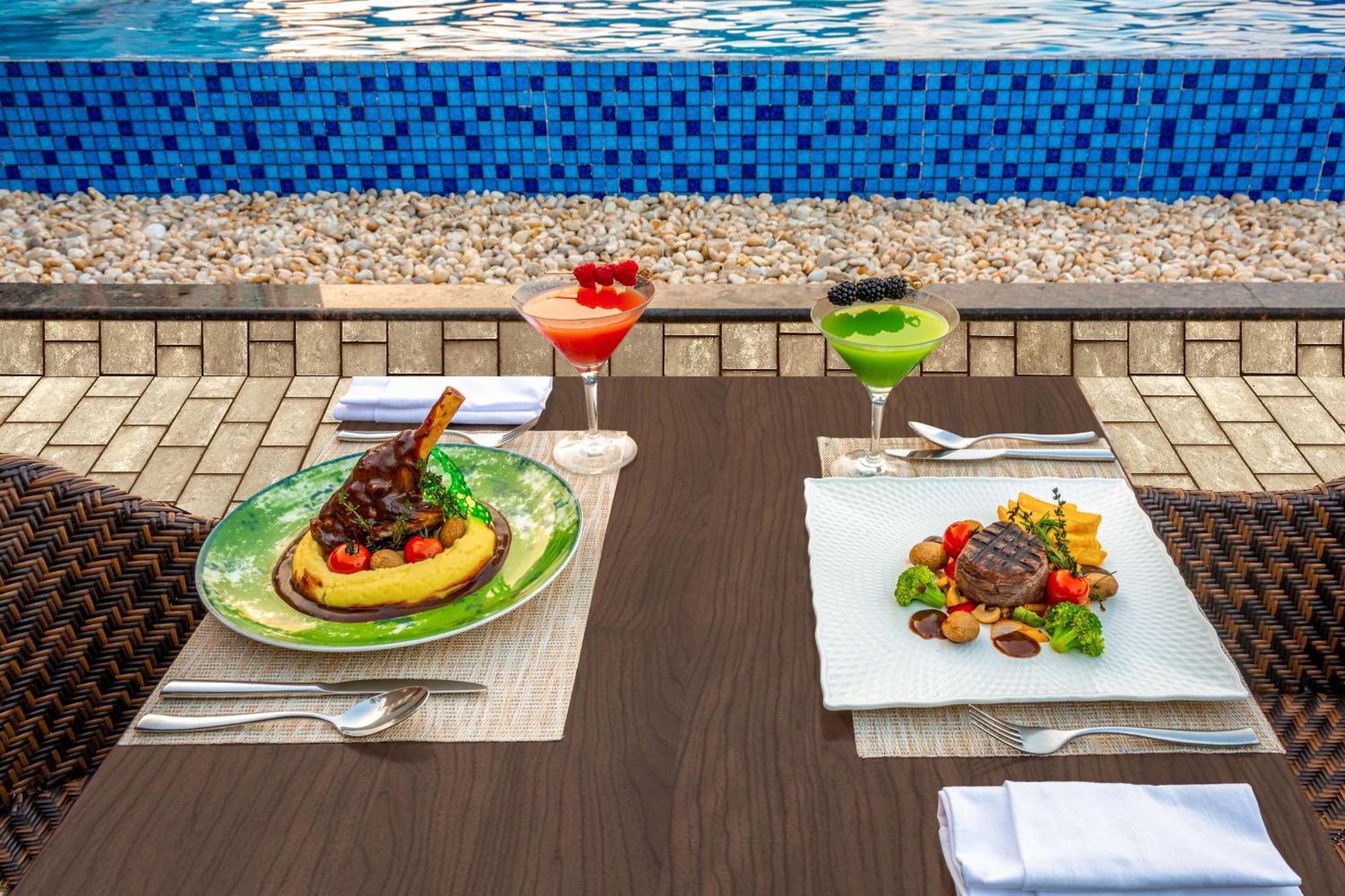 Radisson Blu Hotel & Resort, Sohar Exterior foto A meal at the poolside