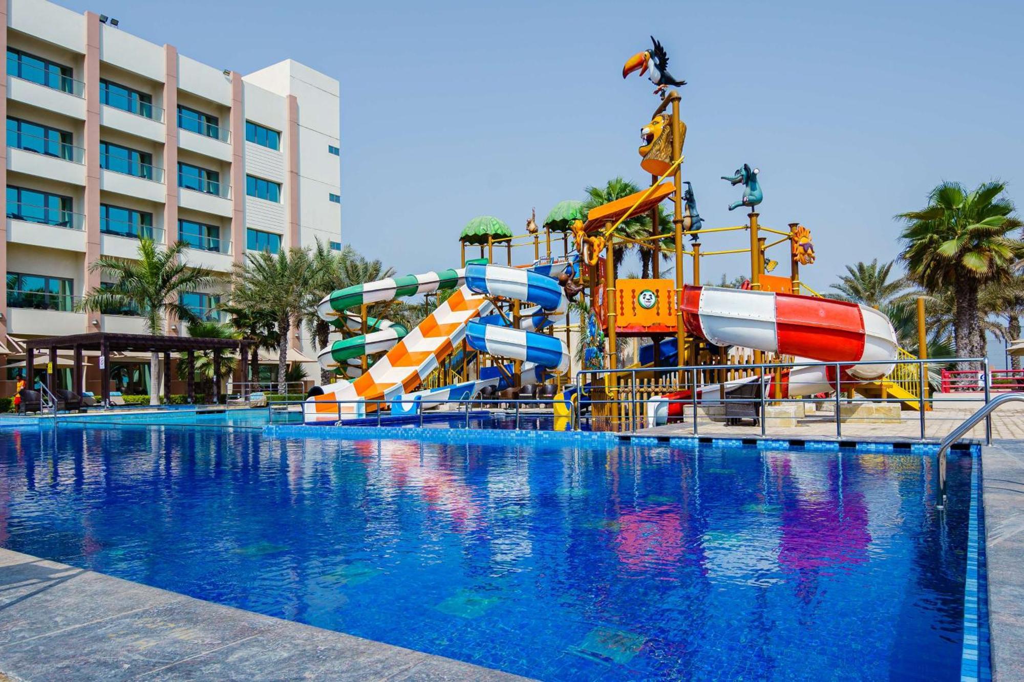 Radisson Blu Hotel & Resort, Sohar Exterior foto Splash the Sun and Snow Water Park